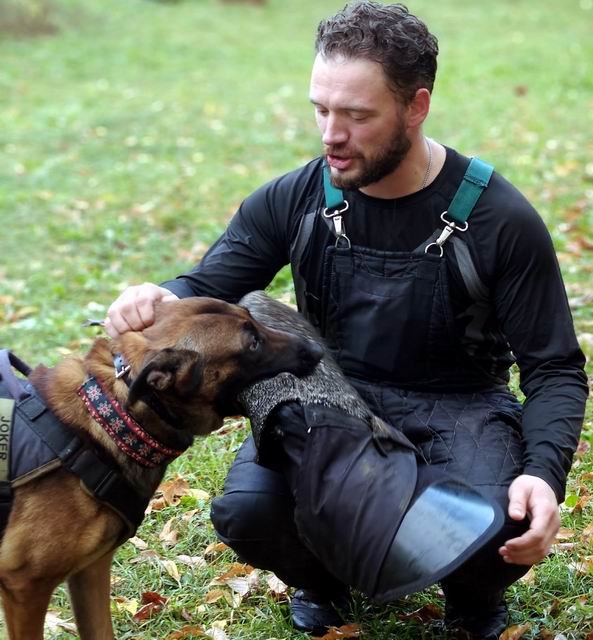 �������